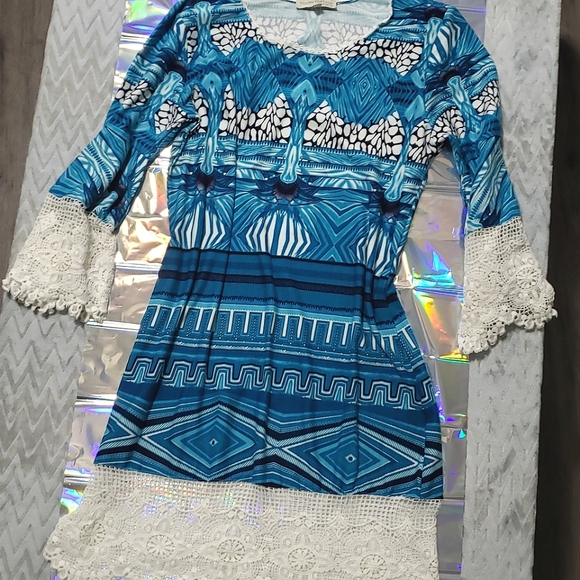 NYC Abstract Lace Bell Sleeve Dress - Picture 2 of 7